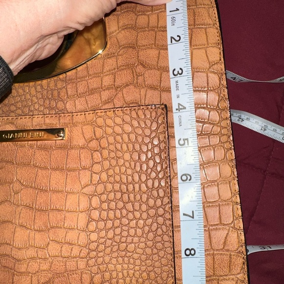 Gianni Bini Alligator Purse Magnetic closure/front pocket. Gold chain on strap - Picture 15 of 16